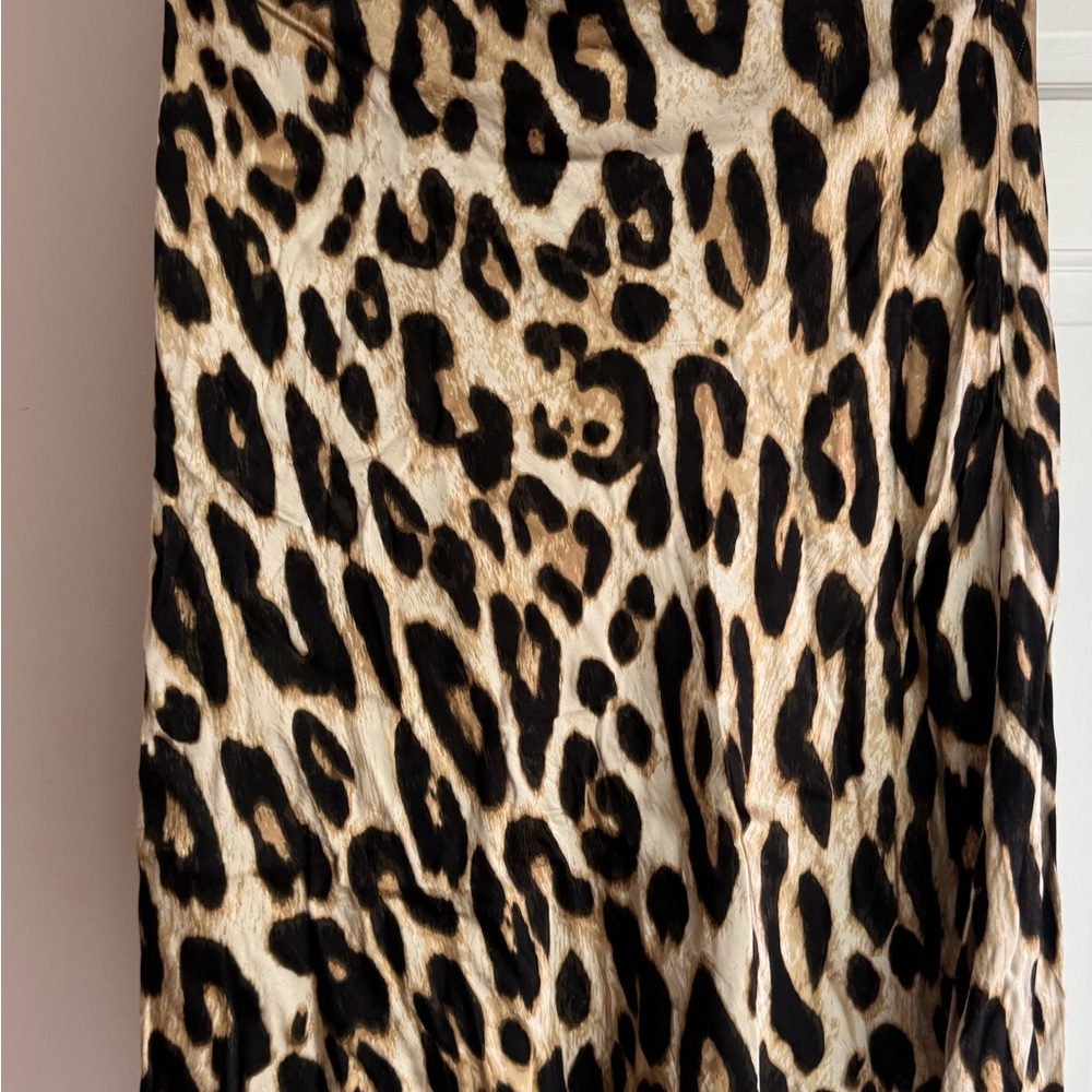 Hm skirt, cheetah print mid skirt, looks like new size small